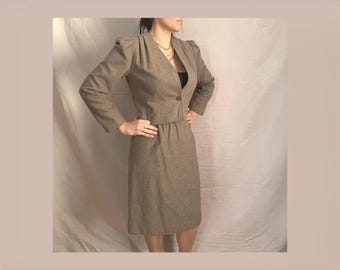 Conjunto vintage de blazer y falda de lana en color marrón claro / años 70 / talla pequeña / corte recto y corto / línea A