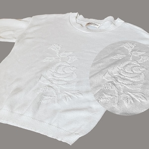 White Knit Floral Rose Sweater Vintage | cottagecore granny | 90s |size medium small | short sleeve lightweight |