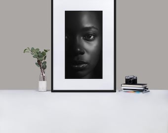 Retrato de mulher negra emoldurado para parede | Arte afro-americana elegante em preto e branco | Fotografia minimalista e melancólica | Impressão feminina discreta