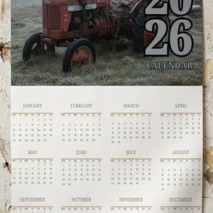 Könnte beinhalten: 2026-Kalender mit einem alten roten Traktor auf einem Feld. Der Kalender zeigt die Monate von Januar bis Dezember. Der Traktor trägt den Schriftzug "METAL". Der Kalender hat ein rustikales Design.