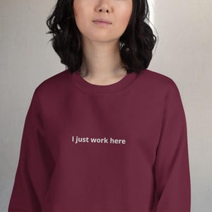 Sudadera bordada "Solo trabajo aquí": divertida sudadera minimalista de cuello redondo para el trabajo, tiendas, oficinas, enfermeras, profesores y empleados de Chaos.