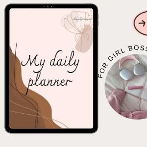Op de afbeelding: Een digitaal product voor een dagelijkse planner met de tekst "My daily planner" in bruine tekst op een roze achtergrond. De tekst "FOR GIRL BOSSES ONLY" staat in een cirkel met een roze achtergrond. De tekst "BUY NOW" staat in een cirkel met een roze achtergrond. De tekst "Chiqueby Danique" staat in zwarte tekst op een roze achtergrond. De tekst "DIGITAL PRODUCTS IOS, WINDOWS & ANDROID" staat in zwarte tekst op een witte achtergrond.