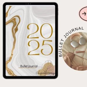 Op de afbeelding: Een digitale productbundel voor bullet journaling, met een marmerpatroon cover met de tekst "2025 Bullet Journal" en een mood tracker met een gouden kroonafbeelding. De bundel bevat ook een kalender en een "Koop nu"-knop.