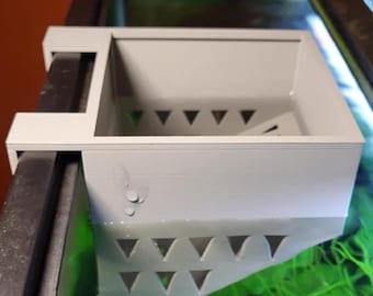 Hanging water diffuser for fish aquariums