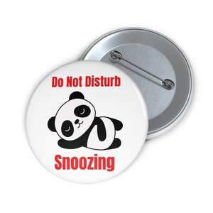 Botón de "No molestar" del panda dormitando: un lindo pin para amantes de la siesta: un regalo para estudiantes, trabajadores e introvertidos que despierta el sueño. Insignia de pereza, pin kawaii.