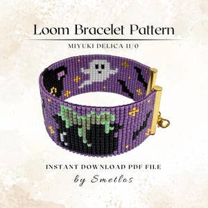 Könnte beinhalten: Ein lila Loom-Armbandmuster mit Halloween-Motiven, darunter ein Geist, ein Kessel und Sterne. Das Armband besteht aus Miyuki Delica 11/0 Perlen und hat goldfarbene Verschlüsse. Der Text lautet "Loom Bracelet Pattern" und "Instant Download PDF File by Smetlos".