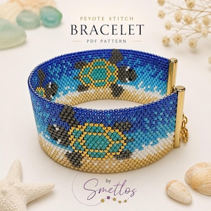 Può includere: Un bracciale a punto peyote con un motivo di tartaruga marina realizzato con perline blu, turchesi e dorate. Il design presenta una base color sabbia e uno sfondo blu oceano profondo. Il bracciale è rifinito con terminali in metallo dorato e catenella.