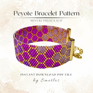 Peut inclure: Un motif de bracelet peyote perlé aux tons de violet, rose et or. Le bracelet est réalisé avec des perles Miyuki Delica 11/0. Le texte de l'image indique "Peyote Bracelet Pattern" et "Instant Download PDF File by Smetlos."