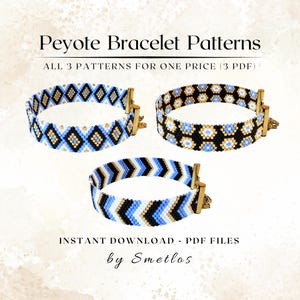 Pode incluir: Três pulseiras peyote com padrões geométricos em azul, preto, branco e dourado. As pulseiras têm fechos dourados. O texto na imagem diz "Peyote Bracelet Patterns" e "Instant Download - PDF Files by Smetlos."