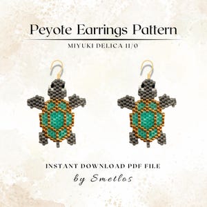 Może przedstawiać: Wzór kolczyków Peyote z dwoma wzorami koralikowych żółwi. Żółwie mają szare i złote ciała z turkusowymi środkami. Tekst brzmi "Peyote Earrings Pattern" i "Instant Download PDF File by Smetlos."