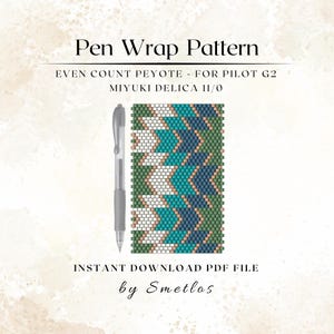 Op de afbeelding: Een digitaal patroon voor een penwrap, met een geometrisch ontwerp in tinten van teal, groen en wit. De tekst "Pen Wrap Pattern" staat bovenaan, met details over het patroon en de zin "Instant Download PDF File".