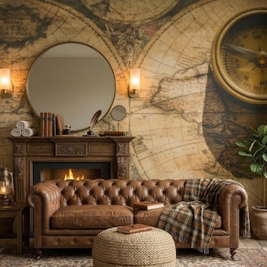 Peut inclure: Salon confortable avec un canapé Chesterfield en cuir marron, une cheminée et un miroir rond. Le mur est orné d'un motif de carte vintage. Une boussole et une plante en pot ajoutent à l'ambiance chaleureuse et accueillante de la pièce. Le canapé mesure environ 200 cm de long.