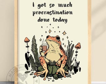 Könnte beinhalten: Ein beigefarbener gerahmter Druck mit einem Comic-Frosch, der auf einem Baumstamm sitzt und eine Tasse Kaffee hält. Der Text auf dem Druck lautet "Ich habe heute so viel Prokrastination geschafft."