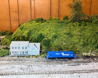 N Scale Colonial House - 1:160 Gauge / Preassembled and Built Train Model