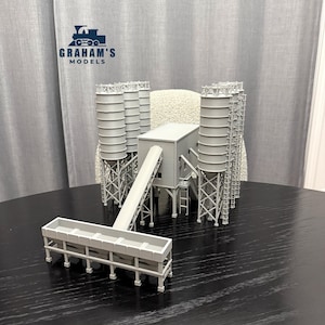 Puede incluir: Maqueta gris de una planta de cemento, con silos, una unidad central de procesamiento y cintas transportadoras. El modelo está sobre una superficie negra. El logotipo "Graham's Models" es visible.