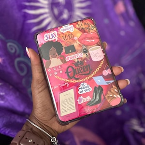 Peut inclure: Une coque de téléphone transparente avec un design rose et rouge présentant divers graphiques et du texte. Les graphiques incluent une silhouette de femme, une couronne, un sac à main, une tasse à café et les mots "SLAY", "Queen" et "Hustle."