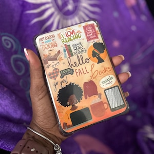 Könnte beinhalten: Eine transparente Handyhülle mit einem Herbst-Design. Die Hülle zeigt Illustrationen von Büchern, Kaffee, einem Pullover und einer Frau mit Afro. Der Text enthält "Hello Fall Books", "Love Reading" und "Hot Cocoa and Books".