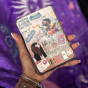 Peut inclure: Coque de téléphone transparente ornée de motifs sur le thème des livres. Comprend des textes comme "Reading is my therapy" et "Black Girl Magic", ainsi que des illustrations de livres, de fleurs et d'une femme lisant. Un accessoire élégant pour les amateurs de lecture.