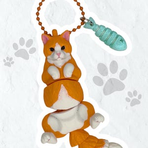 Flexy oranje en witte kat sleutelhanger - aanpasbare ketting - bedelsleutelhanger