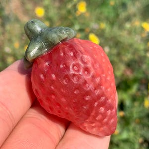 Red smelting stone quartz crystal Strawberries skull crystal gifts 1pc
