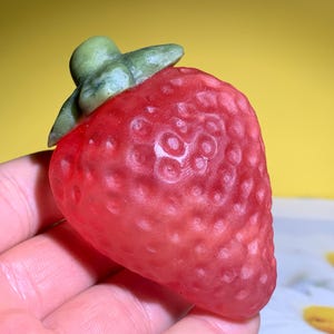 2.9&#39;&#39;+ Red smelting stone quartz crystal Strawberries skull crystal gifts 1pc