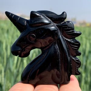 2.4インチ以上の天然黒曜石クォーツ、クォーツクリスタル、手彫り、クリスタルユニコーン、ユニコーンスカル、クリスタルギフト1個