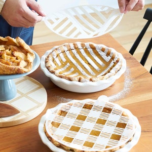 Williams Sonoma Spring Loaded Pie Crust Cutter Stamps Set of 4 for  Decorative Pie Crusts Baking Crafts 