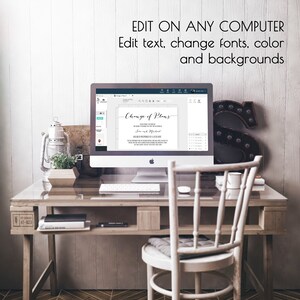 Puede incluir: Una pantalla de ordenador que muestra una plantilla de dise&ntilde;o digital para un anuncio de cambio de planes. El texto en la pantalla dice "Cambio de planes". El ordenador est&aacute; en un escritorio de madera con una silla blanca y una l&aacute;mpara.