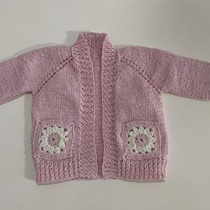 Cardigan rosa all&#39;uncinetto per neonati – Maglione per bambini lavorato a mano con fiori tascabili – Giacca in morbido cotone per bambine – Regalo fatto a mano