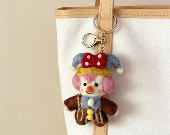 Handmade Felt Clown Keychain – Cute Wool Doll Bag Charm – Mini Plush Ornament – Kawaii Key Ring Gift