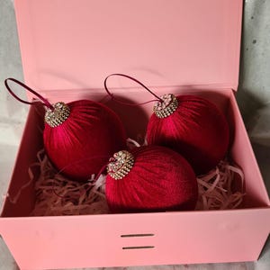 Adorno navideño de terciopelo rojo para fiesta, bola de 8 cm de diámetro adornada con cristales de imitación.