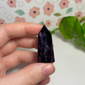 研磨された紫色のアメジストタワー 1.5インチ