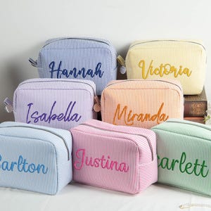 Personalisierte bestickte Seersucker Make-up-Tasche, benutzerdefinierte Kosmetiktasche, Reisekosmetiktasche, personalisierte Geschenke, Brautjungfer Geschenktasche, Mutter Geschenk