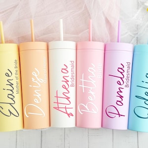 Benutzerdefinierte Brautjungfer Becher, personalisierte Brautjungfer Becher mit Stroh, Junggesellinnenabschied Gefälligkeiten, Mädchen Hochzeit Reise Becher, Brautjungfer Geschenk