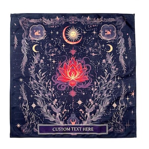Könnte beinhalten: Dunkelblaues quadratisches Textil mit einem Himmelsdesign. Das Design umfasst eine rote Lotusblume, Halbmonde, Sterne und eine Sonne. Die Worte "CUSTOM TEXT HERE" stehen in einem rechteckigen Banner unten.