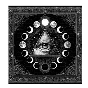Pode incluir: Ilustração a preto e branco com um olho dentro de um triângulo, rodeado por fases da lua e elementos celestes. O design é emoldurado por uma borda ornamentada com motivos de sol e estrelas, criando uma estética mística e simbólica.