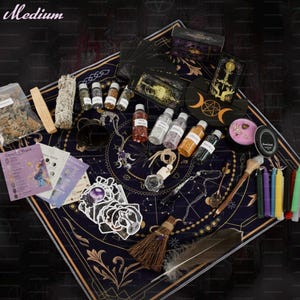 Puede incluir: Una colección de artículos espirituales y metafísicos dispuestos sobre una tela azul oscuro y dorada. Incluye cartas del tarot, botellas de hierbas y cristales, velas, una escoba y una pluma. La palabra "Medium" está en la esquina superior izquierda.