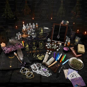 Może przedstawiać: Kolekcja mistycznych przedmiotów ułożonych na ciemnej powierzchni, w tym świece, butelki, karty tarota, kryształy i lustro. Przedmioty są w różnych kolorach, w tym złotym, fioletowym i czarnym, tworząc magiczną estetykę.