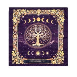 Peut inclure: Une tapisserie carrée violette avec une bordure dorée ornée et un motif central représentant un arbre de vie dans un cercle. Le motif comprend des phases lunaires, des étoiles et le texte "CUSTOMIZABLE TEXT" en bas.