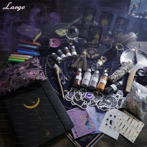 Könnte beinhalten: Eine Sammlung mystischer Gegenstände, darunter Tarotkarten, Kerzen, Kräutergewürze, eine Kristallkugel und ein Notizbuch mit Monddesign. Die Artikel sind auf einem dunkelblauen, himmelsthemenbezogenen Stoff angeordnet.