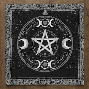 Könnte beinhalten: Schwarzes quadratisches Wandtuch mit einem weißen Pentagramm, Monden und Himmelsymbolen. Das Design beinhaltet ein Dreifachmond-Symbol und einen dekorativen Rand. Der Hintergrund ist schwarz mit weißen Sternen.