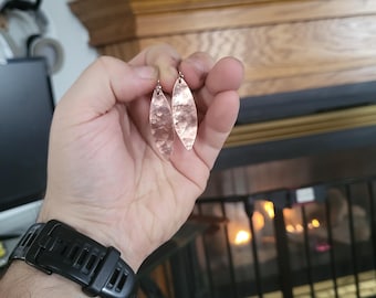 Pendientes de cobre forjados a mano / Joyas artesanales rústicas / Pendientes únicos hechos a mano / 7.º aniversario