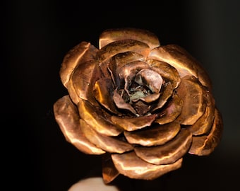 Rosa de cobre hecha a mano: flor rústica de metal, un regalo eterno