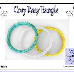 Può includere: Tre braccialetti all'uncinetto in turchese, bianco e giallo. I braccialetti sono impilati uno sopra l'altro. Il testo dell'immagine dice "Cosy Rosy Bangle" e "Square Stitch".