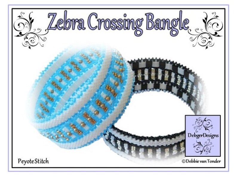 Op de afbeelding: Twee kralenarmbanden in een peyote-steekpatroon. Een armband is zwart-wit met een geruit patroon. De andere armband is blauw, wit en goud met een gestreept patroon. De armbanden zijn gelabeld met "Zebra Crossing Bangle" en "Debbie Designs".
