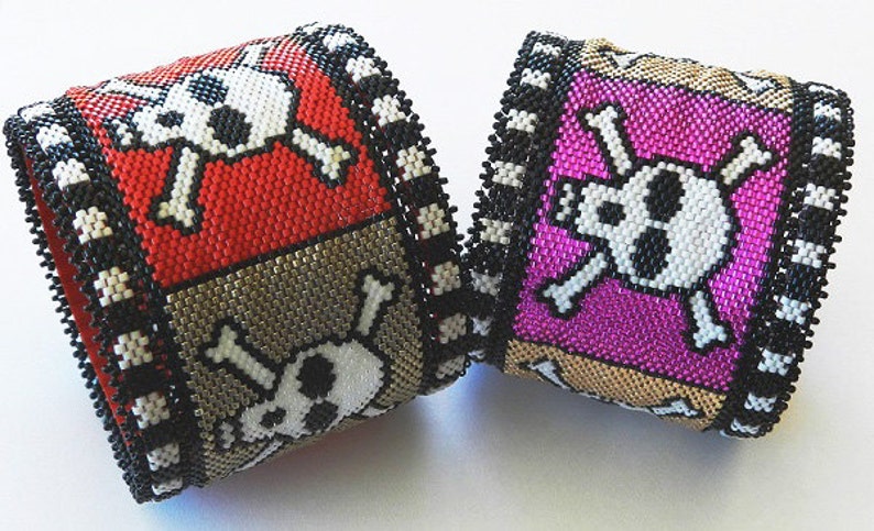 Puede incluir: Dos pulseras de cuentas con dise&ntilde;os de calavera y huesos cruzados. Una pulsera es roja, negra y blanca, y la otra es rosa, negra y blanca.