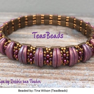 Peut inclure: Un bracelet en perles de couleur violette et dor&eacute;e avec le texte "Teas Beads" et "design by Debbie van Tonder" et "Beaded by: Tina Wilson (TeasBeads)"