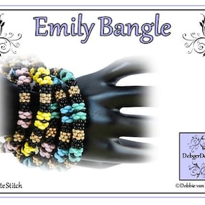 Può includere: Cinque braccialetti perlati in un motivo a punto peyote. I braccialetti sono neri, dorati, gialli, rosa e blu. I braccialetti sono su una forma di mano nera. Il testo "Emily Bangle" è in alto nell'immagine. Il testo "Peyote Stitch" è in basso nell'immagine. Il testo "DebbiegerDesigns" è in una casella viola in basso a destra dell'immagine. Il testo "©Debbie van Tonder" è sotto la casella viola.