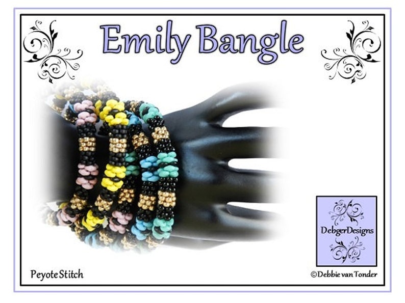 Op de afbeelding: Vijf kralenarmbanden in een peyote-steekpatroon. De armbanden zijn zwart, goud, geel, roze en blauw. De armbanden bevinden zich op een zwarte handvorm. De tekst "Emily Bangle" staat bovenaan de afbeelding. De tekst "Peyote Stitch" staat onderaan de afbeelding. De tekst "DebbiegerDesigns" staat in een paarse doos rechtsonder in de afbeelding. De tekst "&copy;Debbie van Tonder" staat onder de paarse doos.