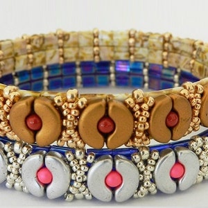 K&ouml;nnte beinhalten: Drei Perlenarmb&auml;nder, die &uuml;bereinander gestapelt sind. Das obere Armband ist goldfarben mit roten Perlen, das mittlere Armband ist blau mit schillernden Perlen und das untere Armband ist silberfarben mit rosa Perlen.